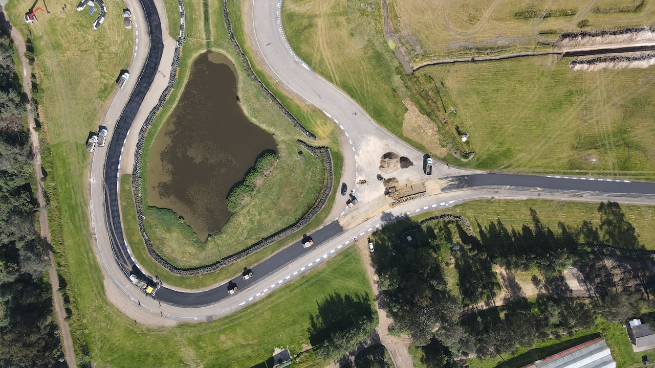 Imagen que muestra como avanza la renovación de la pista del Autódromo de Tocancipá.