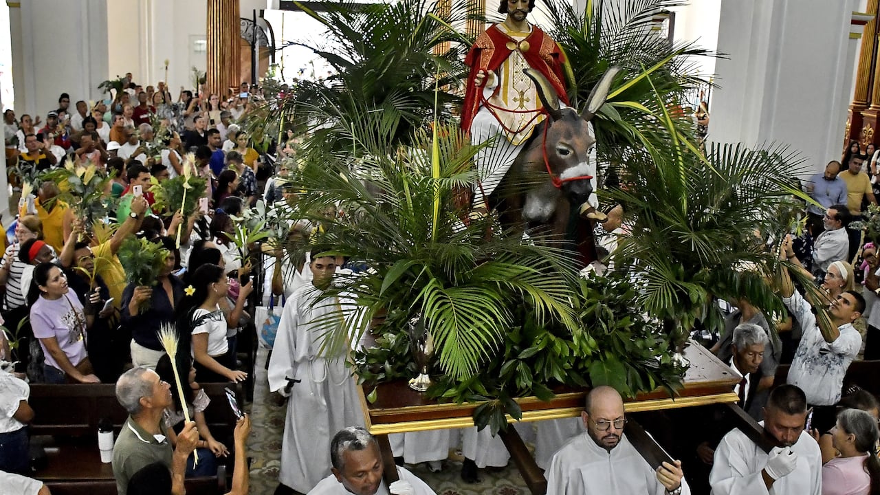 Domingo de Ramos en Cali: así se vivió la tradicional procesión en la ciudad; conmovedora bendición del arzobispo
Con la procesión tradicional del Domingo de Ramos comienza la Semana Santa. Bendición de ramos con las palabras del arzobispo de Cali, Mons. Luis Fernando Rodríguez. Fotos Raúl Palacios / El Pais.