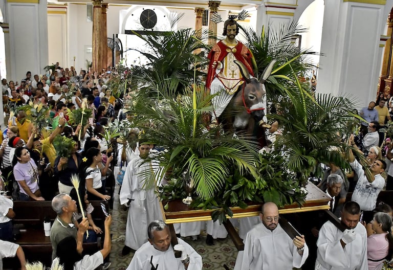 Domingo de Ramos en Cali: así se vivió la tradicional procesión en la ciudad; conmovedora bendición del arzobispo
Con la procesión tradicional del Domingo de Ramos comienza la Semana Santa. Bendición de ramos con las palabras del arzobispo de Cali, Mons. Luis Fernando Rodríguez. Fotos Raúl Palacios / El Pais.
