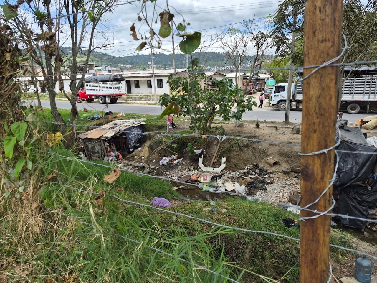 La acumulación de basuras, escombros y desechos sólidos en la fuente hídrica genera graves problemas de contaminación y proliferación de plagas en los barrios circundantes.