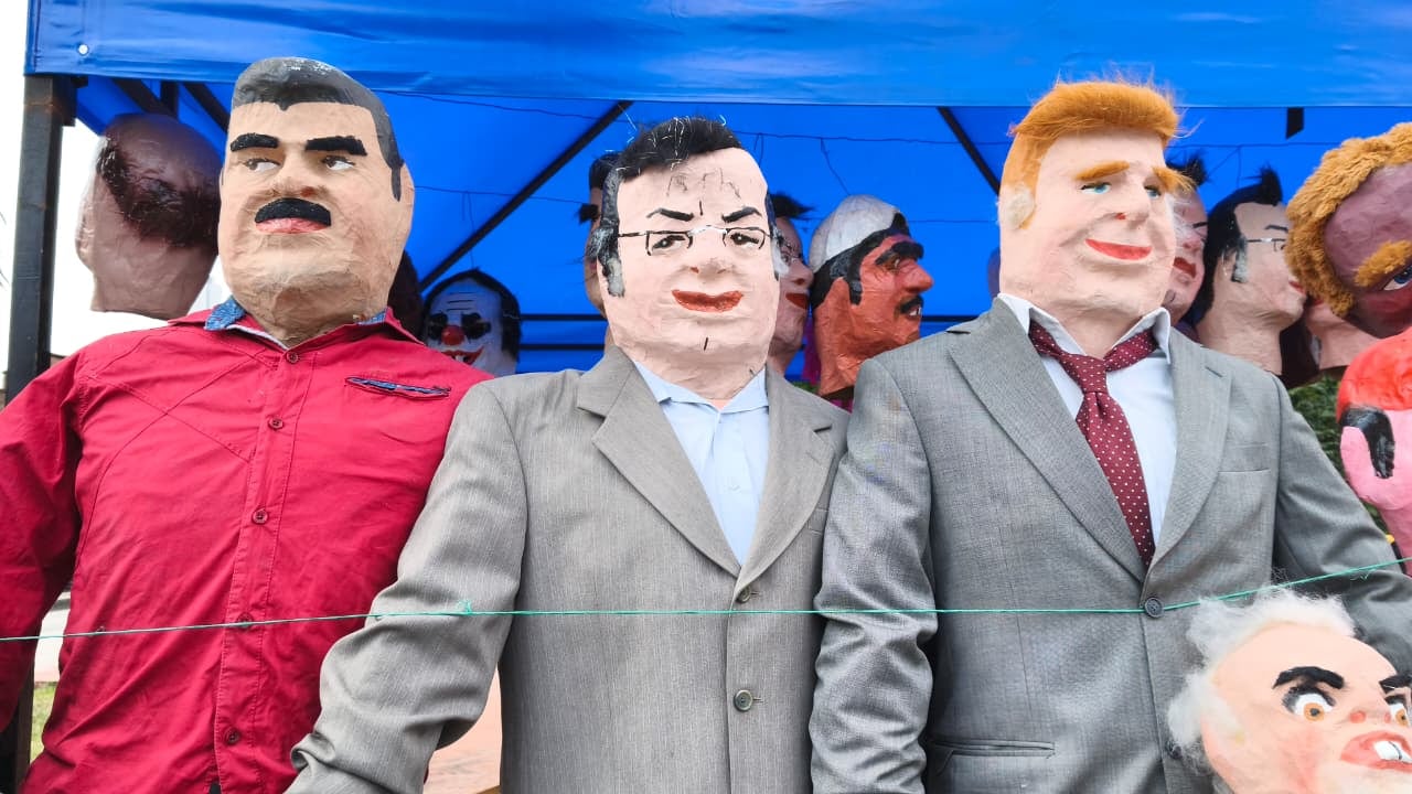 Los muñecos más vendidos para el cierre de este 2025: Petro, Trump y Maduro.