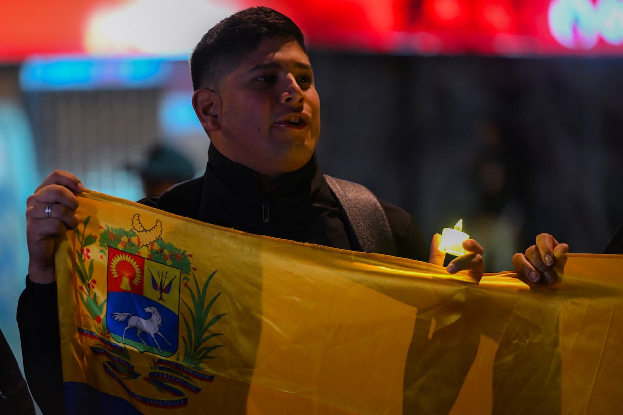 Un ciudadano venezolano sostiene una vela durante una vigilia contra el presidente de Venezuela, Nicolás Maduro, y en apoyo al presidente de Estados Unidos, Donald Trump, en el Parque de Lourdes de Bogotá el 3 de diciembre de 2025. El presidente de Venezuela, Nicolás Maduro, confirmó el 3 de diciembre de 2025 que mantuvo una conversación telefónica cordial con su homólogo estadounidense, Donald Trump, hace 10 días, en medio de la escalada militar estadounidense en Latinoamérica