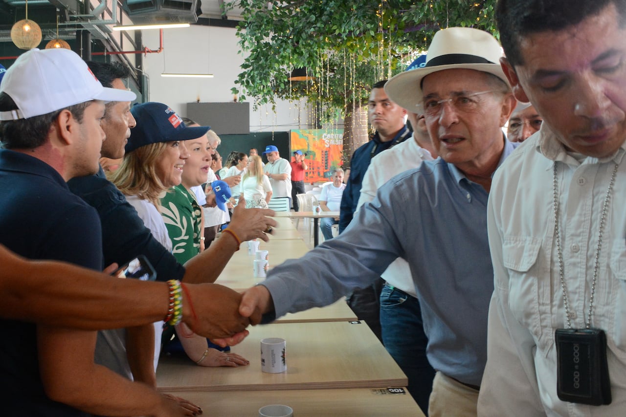 El líder del Centro Democrático, el expresidente Álvaro Uribe Vélez, llegó este martes a un centro comercial del centro de Cali, junto a la candidata presidencial de esa colectividad, Paloma Valencia. Foto: Jorge Orozco.