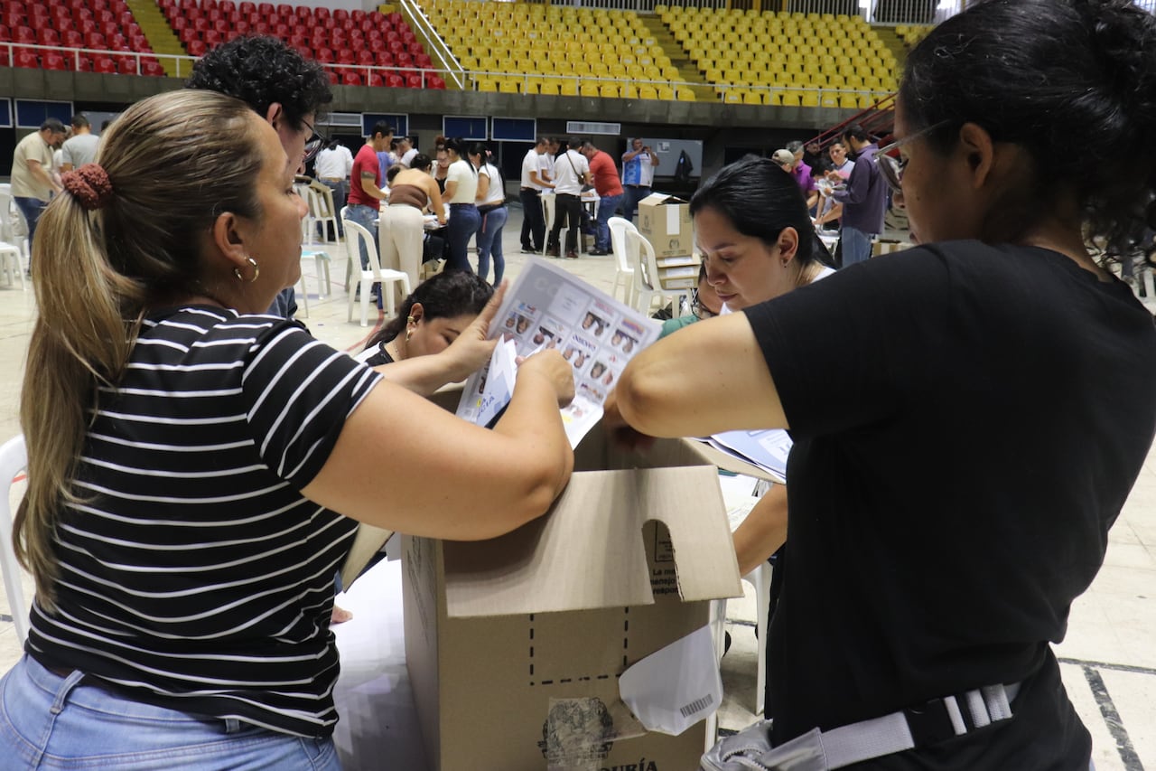 Elecciones 2026 preconteo de votos en el coliseo del pueblo