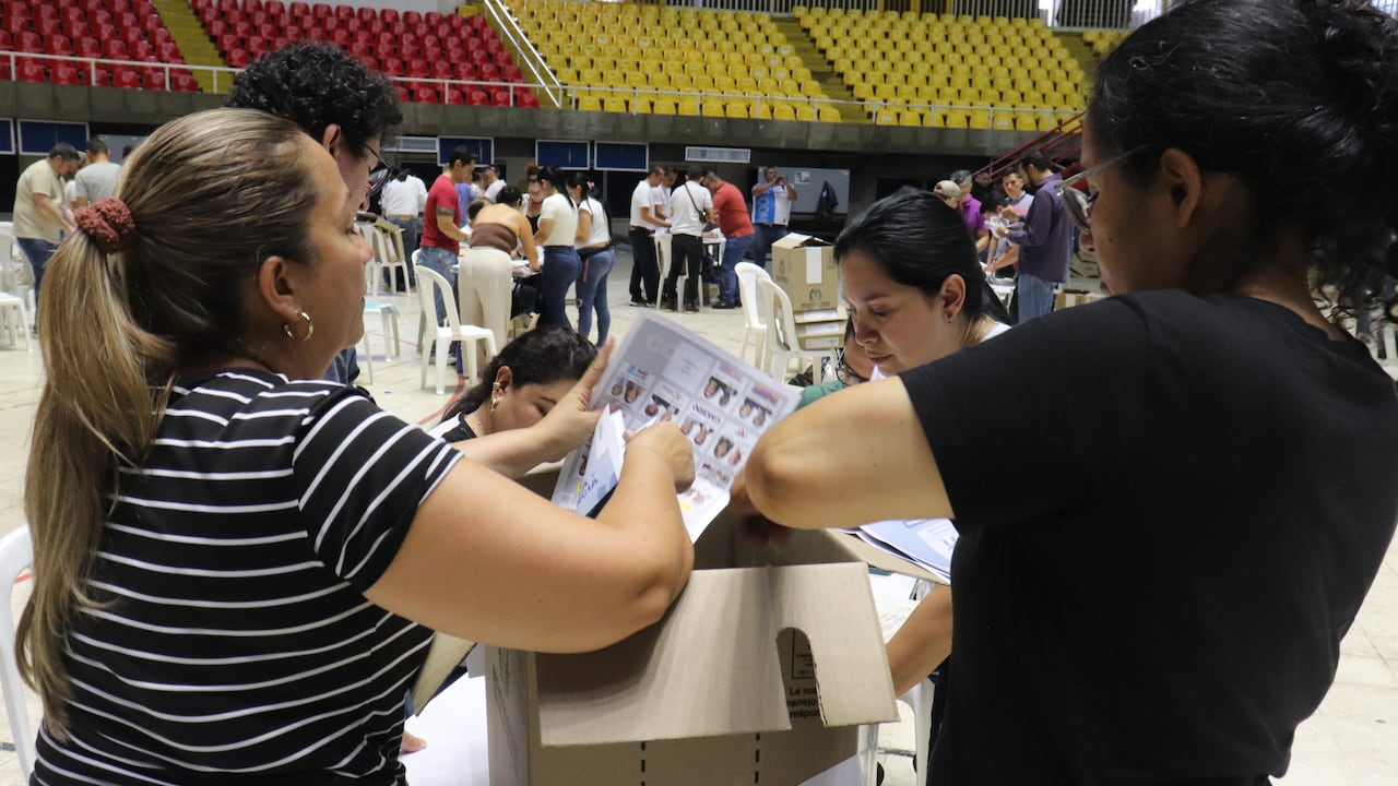 Elecciones 2026 preconteo de votos en el coliseo del pueblo