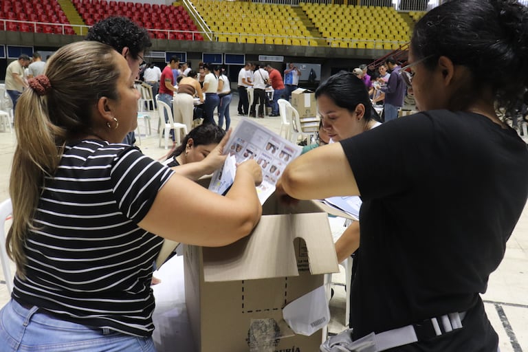 Elecciones 2026 preconteo de votos en el coliseo del pueblo