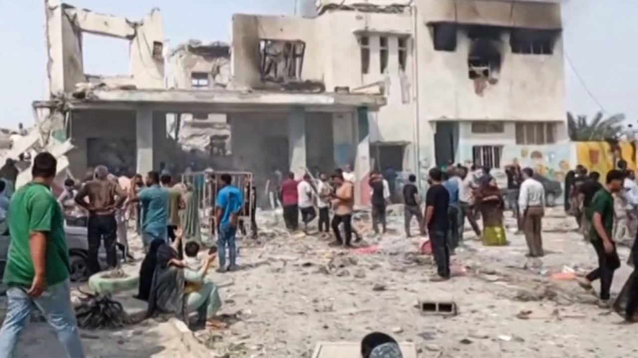 Esta captura de imagen, tomada de la televisión estatal iraní y transmitida el 28 de febrero de 2026, muestra lo que se describe como el lugar de los mortíferos ataques estadounidenses e israelíes contra una escuela primaria de niñas en Minab.