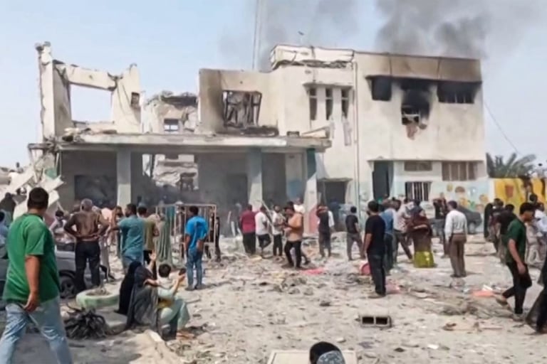 Esta captura de imagen, tomada de la televisión estatal iraní y transmitida el 28 de febrero de 2026, muestra lo que se describe como el lugar de los mortíferos ataques estadounidenses e israelíes contra una escuela primaria de niñas en Minab.