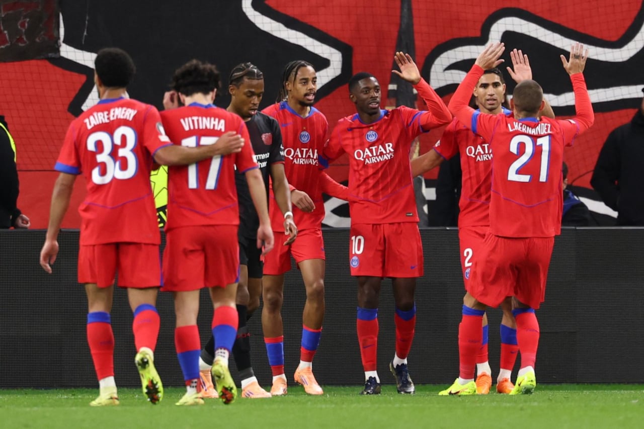 El delantero francés #10 del Paris Saint-Germain, Ousmane Dembele (3.º por la derecha), celebra el gol del 2-6 con sus compañeros durante la UEFA Champions League.