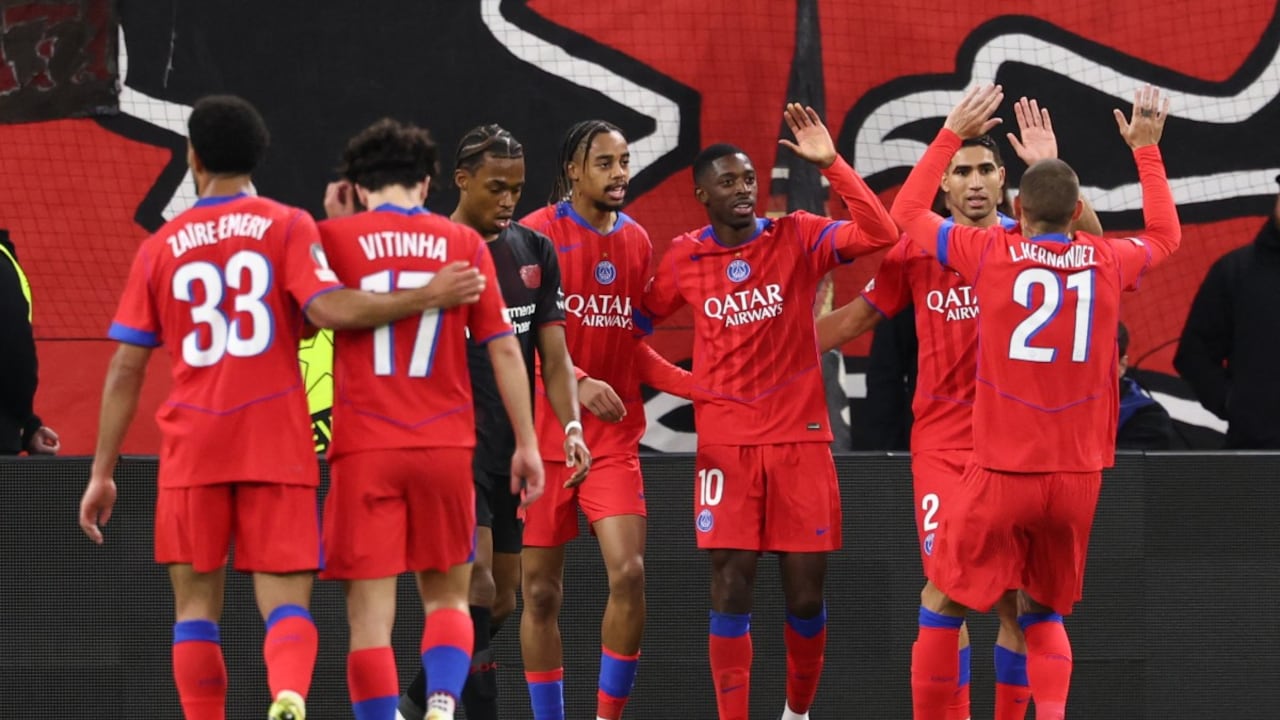El delantero francés #10 del Paris Saint-Germain, Ousmane Dembele (3.º por la derecha), celebra el gol del 2-6 con sus compañeros durante la UEFA Champions League.