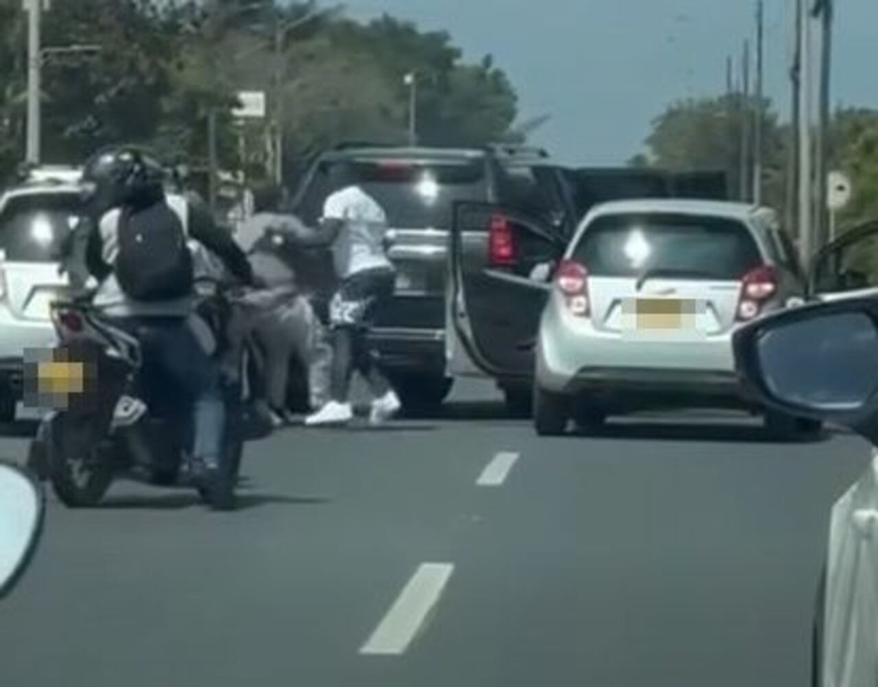 La víctima fue sacada a la fuerza de su vehículo y después subida a golpes a una camioneta negra.