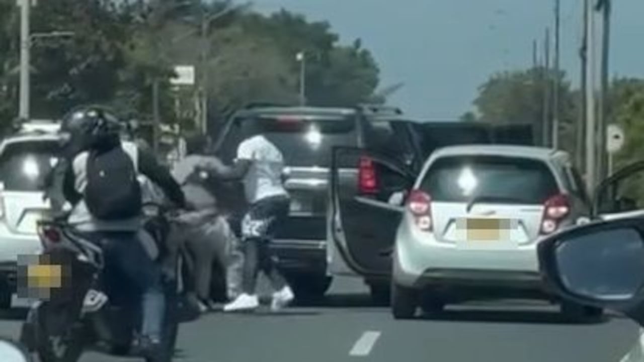 La víctima fue sacada a la fuerza de su vehículo y después subida a golpes a una camioneta negra.