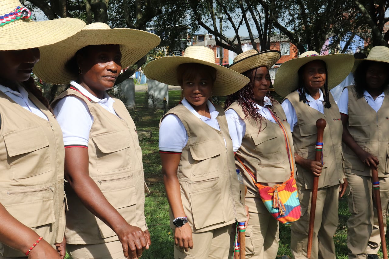 Guardia Afro urbana en el barrio Vallegrande en el oriente de Cali distrito de Aguablanca