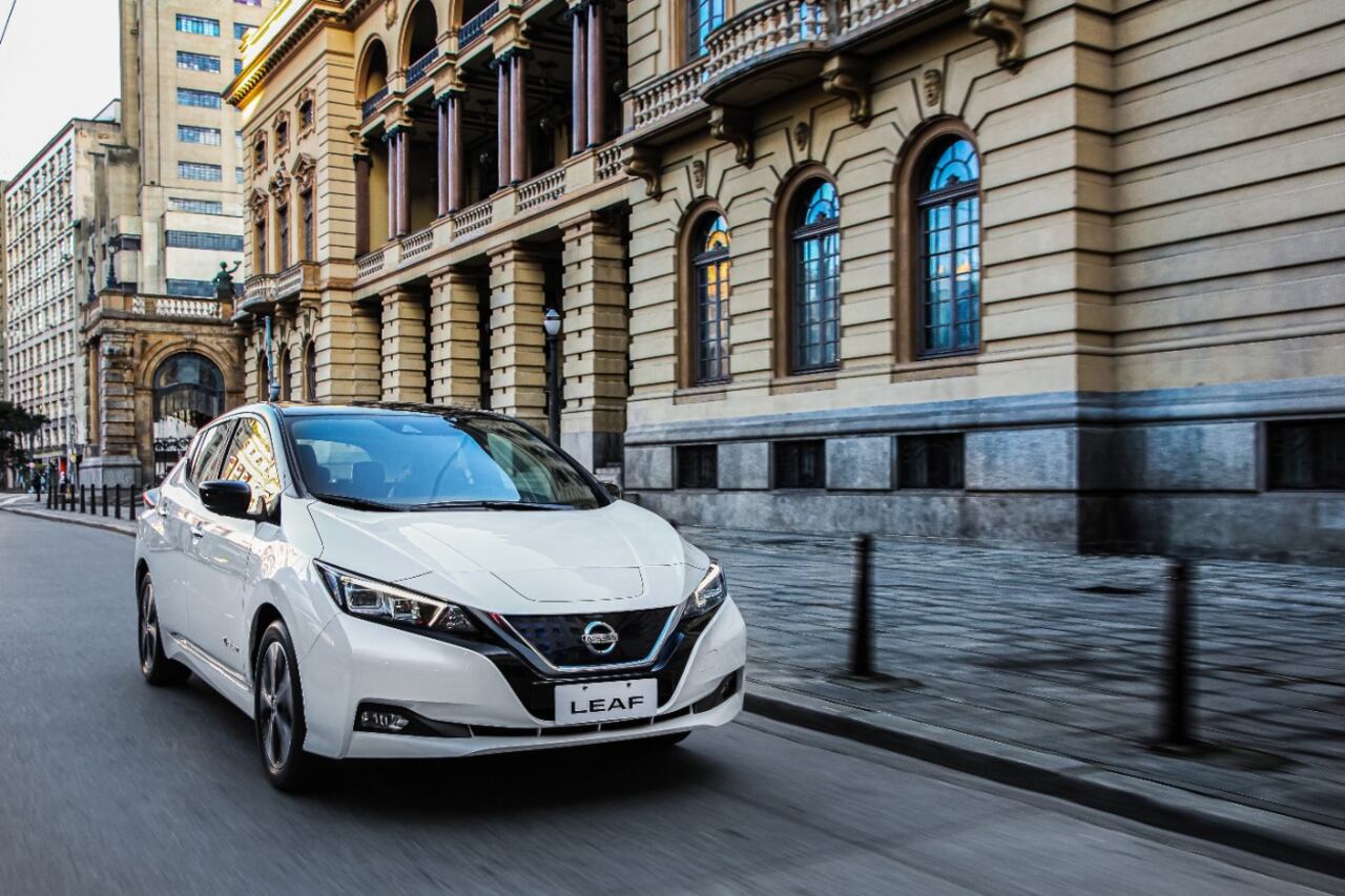 El Nissan Leaf cuenta con un modo ECO que se encarga de limitar el rendimiento del motor y fomenta el ahorro de energía.