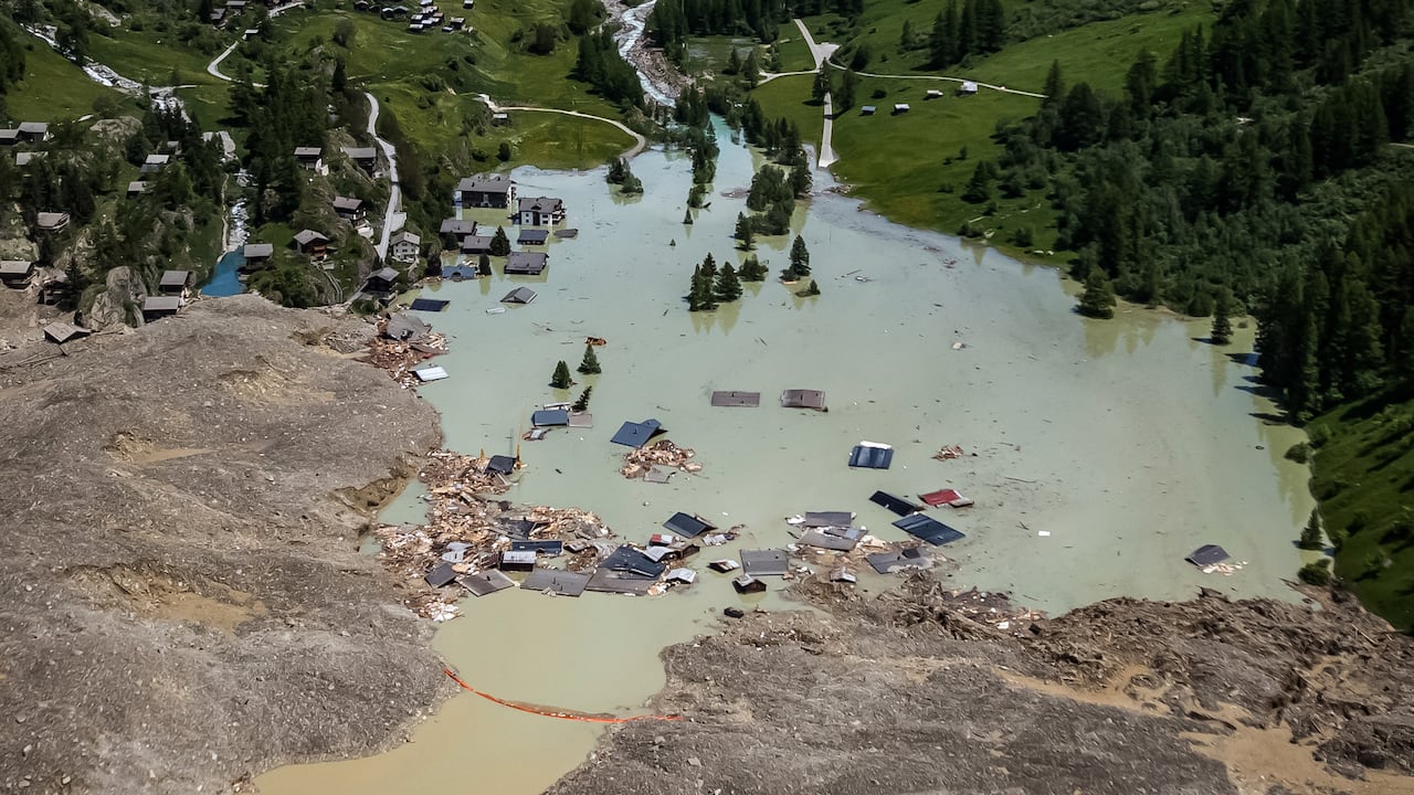 Esta imagen aérea muestra los escombros y el resto del pueblo de Blatten, ahora sumergido por el río Lonza, tras el colapso del enorme glaciar Birch y un masivo deslizamiento de tierra que arrojó toneladas de roca, hielo y pedregal por la ladera de la montaña hacia el valle de Blatten el 31 de mayo de 2025. Las autoridades suizas anunciaron el 30 de mayo de 2025 que ya no consideraban evacuar a la mayoría de los residentes en las inmediaciones del derrumbe de un glaciar que destruyó un pueblo, pero que permanecían vigilantes. El glaciar Birch, en la región del Valais, en el sur de Suiza, se derrumbó el 28 de mayo de 2025, arrojando una masa de roca, hielo y pedregal hacia el pueblo de Blatten, en el valle. (Foto de Fabrice COFFRINI / AFP)