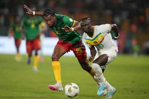 Enzo Tchato, de Camerún, izquierda, lucha por el balón con Sadio Mane de Senegal durante el partido de fútbol del Grupo C de la Copa Africana de Naciones entre Senegal y Camerún, en el estadio Charles Konan Banny en Yamoussoukro, Costa de Marfil, el viernes 19 de enero de 2024. ( Foto AP/Domingo Alamba)
