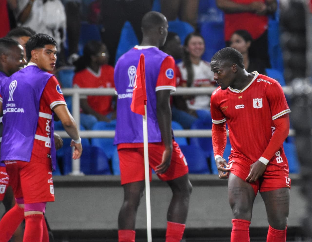 Momento del compromiso entre América de Cali y Atlético Bucaramanga por los playoffs de la Copa Sudamericana 2026.