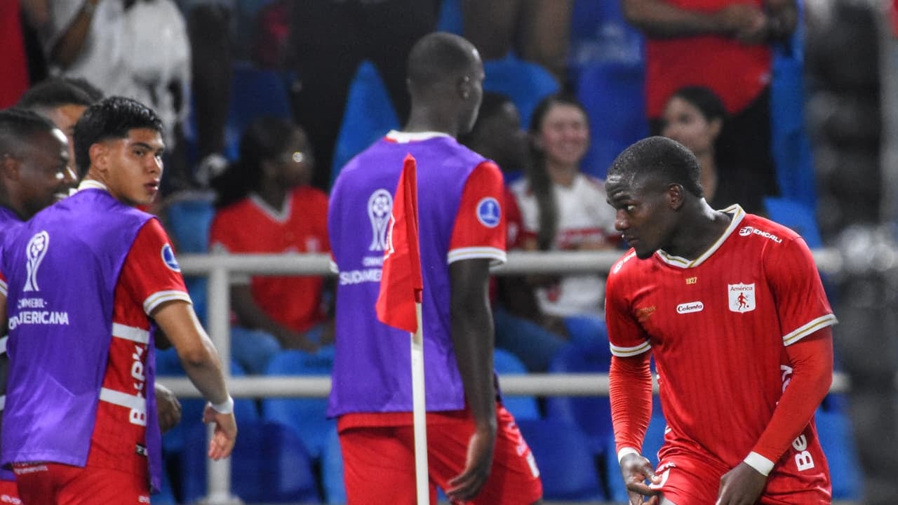 Momento del compromiso entre América de Cali y Atlético Bucaramanga por los playoffs de la Copa Sudamericana 2026.