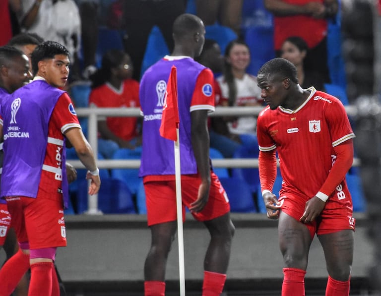 Momento del compromiso entre América de Cali y Atlético Bucaramanga por los playoffs de la Copa Sudamericana 2026.
