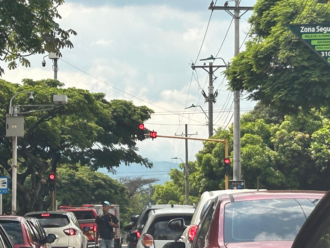 Según los denunciantes, algunos conductores deben esperar entre cuatro y seis ciclos semafóricos para poder atravesar la intersección en sentido sur-norte.