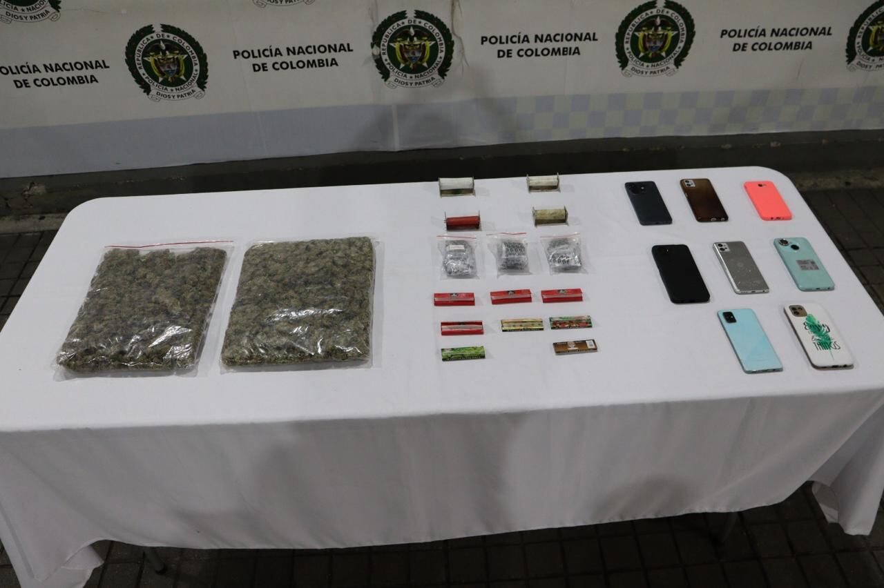 La Policía Metropolitana de Cali custodia a los capturados de la banda criminal Los Halcones.