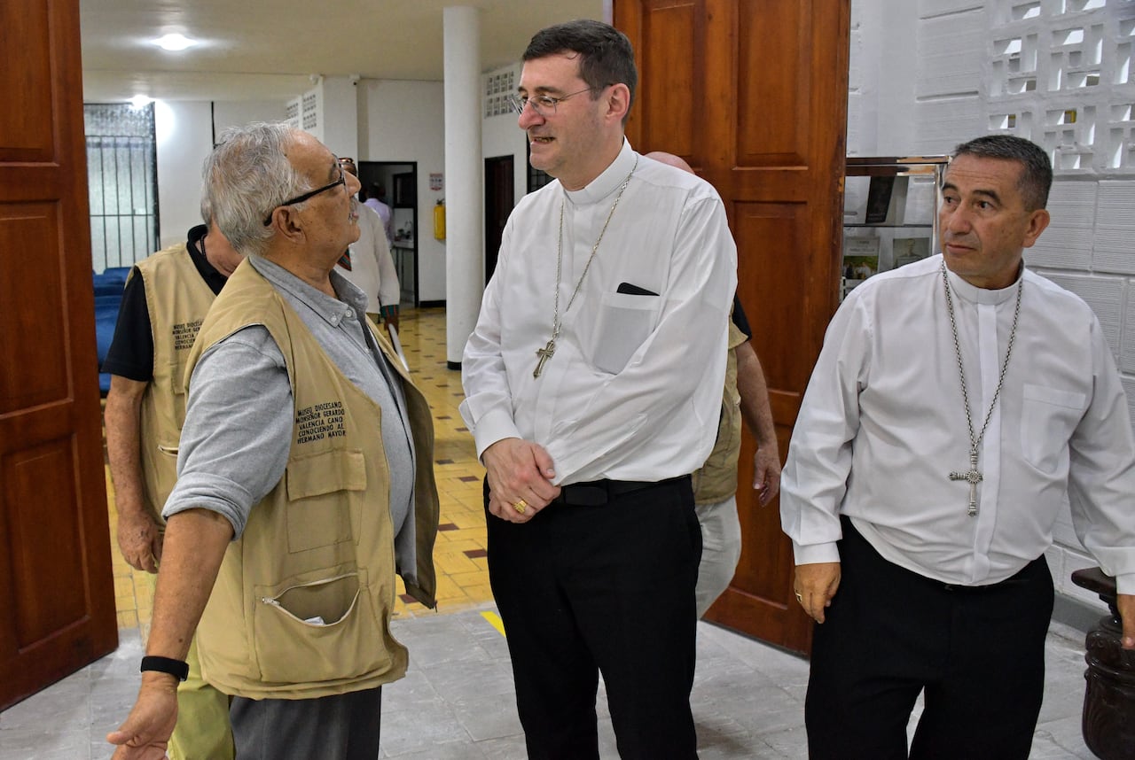 El Nuncio Apostólico actual en Colombia es el Arzobispo Paolo Rudelli, nombrado por el Papa Francisco en julio de 2023, quien ejerce como representante diplomático de la Santa Sede ante el gobierno colombiano y la Iglesia local, con sede en Bogotá. Su misión es fortalecer los lazos entre el Vaticano y Colombia, especialmente en temas de paz y reconciliación, y sirve como enlace entre el Papa y la jerarquía eclesiástica colombiana. Fotos Raúl Palacios / El País.