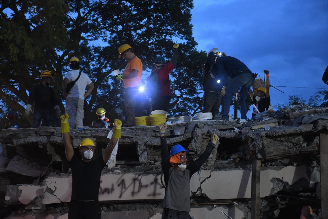 Cali: Luego de 72 horas del terremoto que afectó a la ciudad, el grupo de rescatistas y voluntarios continúa en su ardua labor durante día y noche, jornadas interminables con héroes invisibles que lo dan todo por rescatar con vida a los sobrevivientes