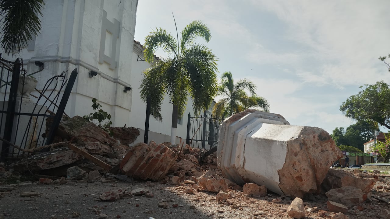 Escombros de la torre de una iglesia dañada por un terremoto yacen en Villa de los Santos, Panamá.