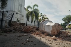 Escombros de la torre de una iglesia dañada por un terremoto yacen en Villa de los Santos, Panamá.