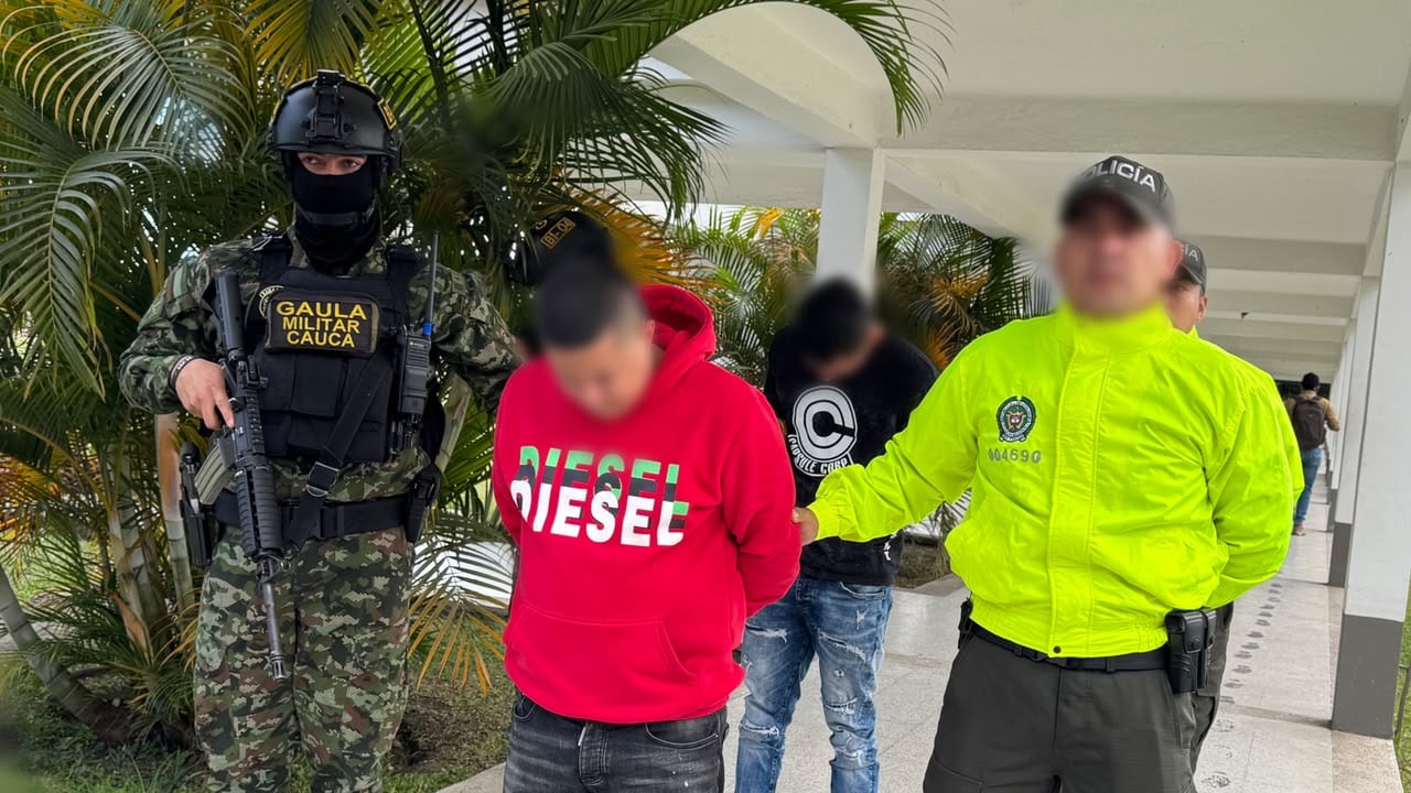 En un operativo desarrollado en el barrio Samuel Silverio de Popayán, las autoridades capturaron a dos presuntos integrantes de una red dedicada al hurto de vehículos para las disidencias de las Farc.