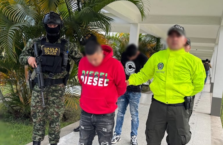 En un operativo desarrollado en el barrio Samuel Silverio de Popayán, las autoridades capturaron a dos presuntos integrantes de una red dedicada al hurto de vehículos para las disidencias de las Farc.