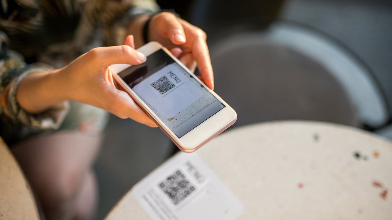 Mujer escaneando un código QR