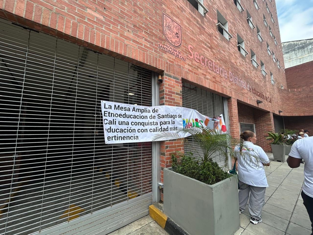Plantón pacífico en las instalaciones de la Secretaría de Educación de Cali, miércoles 14 de enero de 2026.