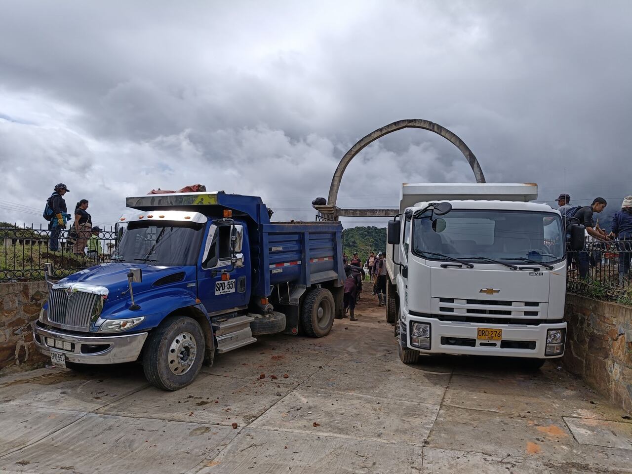 Recurriendo a dos volquetas, la comunidad sacó una gran cantidad de escombros de cementerio central del municipio de Puracé, rescatando así este lugar.