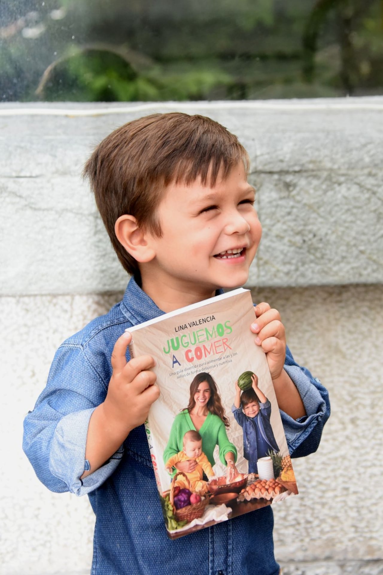 Este libro está dirigido a padres y cuidadores interesados en brindar una alimentación saludable a sus hijos.