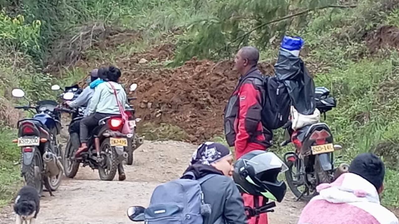 Los pobladores de esta zona del área rural del municipio de Páez-Belalcázar buscan la forma de superar los gigantescos derrumbes que se representan en una de las vías de la zona rural de esta población.