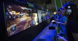 #2 Gracias al lanzamiento de las nuevas consolas de Play Station, Xbox y Nintendo, el mercado de los videojuegos estará muy activo no solo en Colombia sino en el mundo entero. Según un estudio de la Universidad de los Andes de Bogotá, esta industria factura unos US$50.000 millones en promedio a nivel mundial, el 20% de ese monto proviene de los desarrollos para tabletas y celulares.