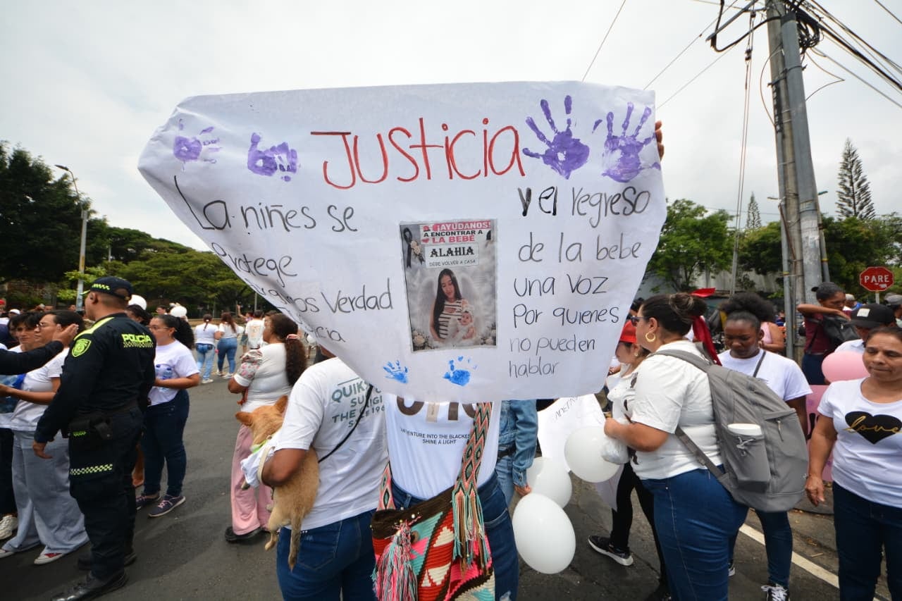 Con camisetas blancas y carteles, los manifestantes recorrieron varios sectores de Cali para visibilizar el caso.