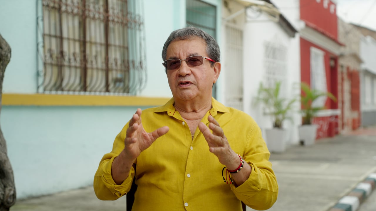 Alejandro Ulloa es el narrador y eje articulador del relato histórico de la serie.