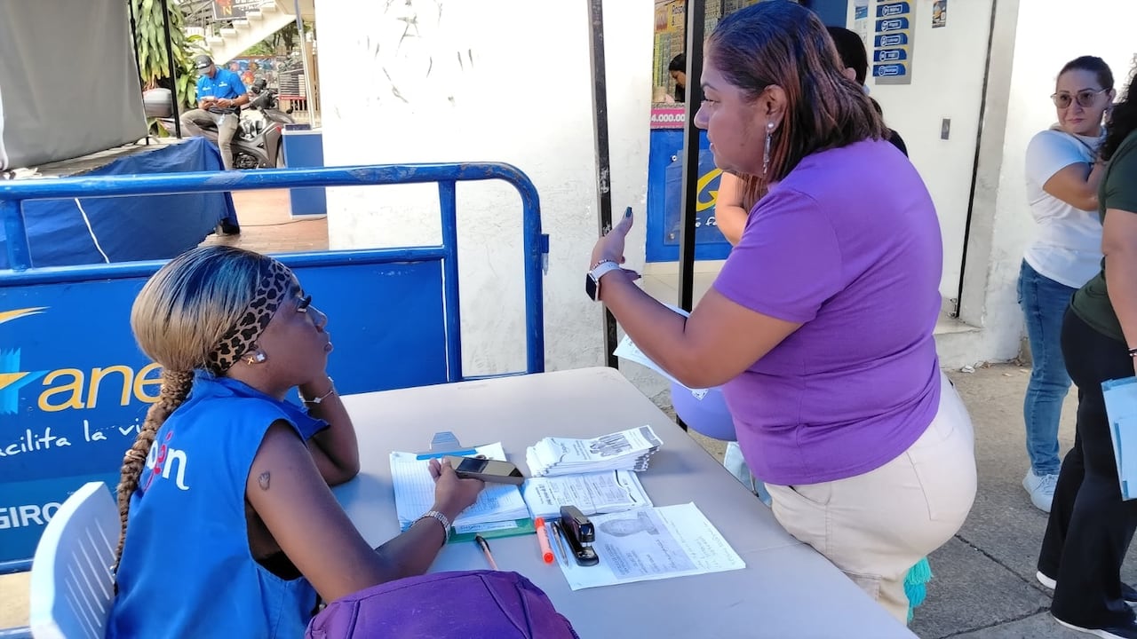 Durante las primeras horas del evento, las familias se acercaron para participar en las dinámicas pedagógicas y aprovechar los recursos destinados al fortalecimiento del tejido social.