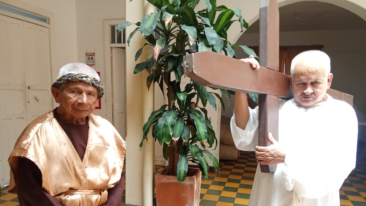 Los residentes de la Fundación San Vicente recorren las estaciones del Vía Crucis, una actividad que busca conectar con sus creencias y estimular la memoria a través de los ritos que han practicado durante toda su vida.
