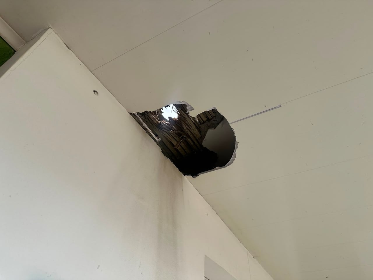 El ataque con drones contra la estación de Policía de El Tambo dejó daños en viviendas y vehículos ubicados en inmediaciones del complejo policial.