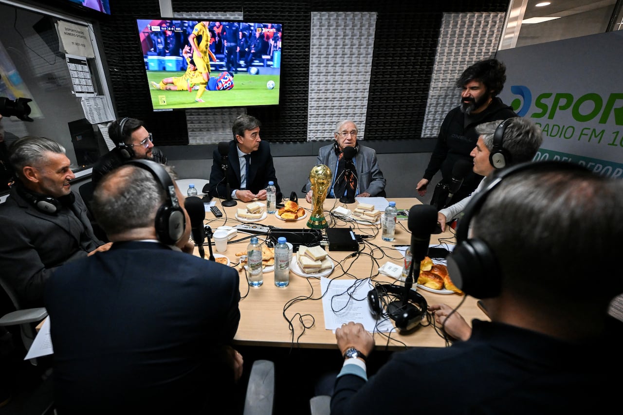 (De izquierda a derecha) El ex portero argentino Sergio Goycochea, el periodista deportivo Julián Fernández, el periodista deportivo Gustavo Kuffner, el periodista deportivo Marcelo Benedetto, el periodista deportivo y analista de fútbol Enrique Macaya Márquez, el periodista deportivo Gastón Recondo, el productor ejecutivo de DSports Radio Roberto Carrer y el periodista deportivo Ariel Senosiain participan en una transmisión en vivo de DSports Radio en Munro, provincia de Buenos Aires, Argentina, el 29 de mayo de 2026. Desde Suecia 1958, el fútbol ha cambiado en términos tácticos, tecnológicos y económicos. Sin embargo, algo se ha mantenido constante: la presencia del periodista argentino Enrique Macaya Márquez, quien extenderá su récord de cobertura de la Copa Mundial a 18 en Norteamérica 2026. (Foto de Luis ROBAYO / AFP)