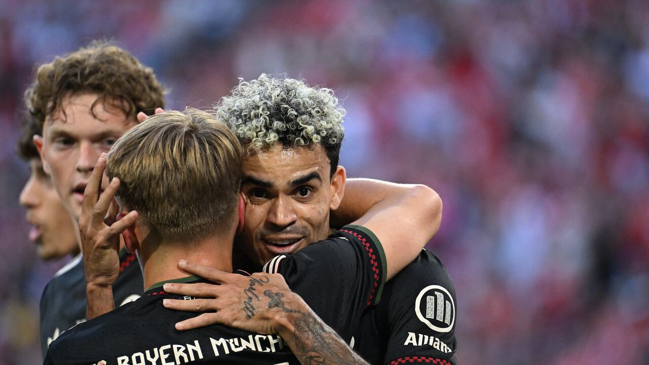 Bayern Munich's German midfielder #46 Karl Lennart (C) celebrates scoring the 3-0 goal with Bayern Munich's Colombian forward #14 Luis Diaz (R) during a friendly football match between FC Bayern Munich and Tottenham Hotspur in Munich, southern Germany, on August 7, 2025. (Photo by LUKAS BARTH-TUTTAS / AFP)