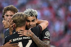 Bayern Munich's German midfielder #46 Karl Lennart (C) celebrates scoring the 3-0 goal with Bayern Munich's Colombian forward #14 Luis Diaz (R) during a friendly football match between FC Bayern Munich and Tottenham Hotspur in Munich, southern Germany, on August 7, 2025. (Photo by LUKAS BARTH-TUTTAS / AFP)