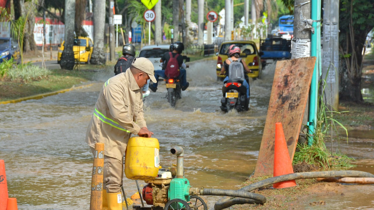 Un daño considerable se presenta desde la madrugada de hoy en la red matrix ubicada sobre la avenida Guadalupe con calle 14 C. La tubería de 6 pulgadas se reventó. El servicio de agua potable está suspendido. Personal de Emcali con maquinaria amarilla realiza los trabajos de reparación.