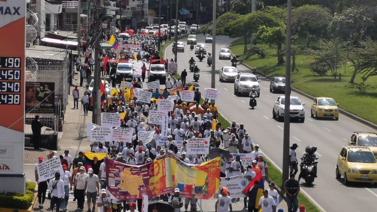 Los caleños marchan por la conmemoración del Día Internacional del Trabajo.