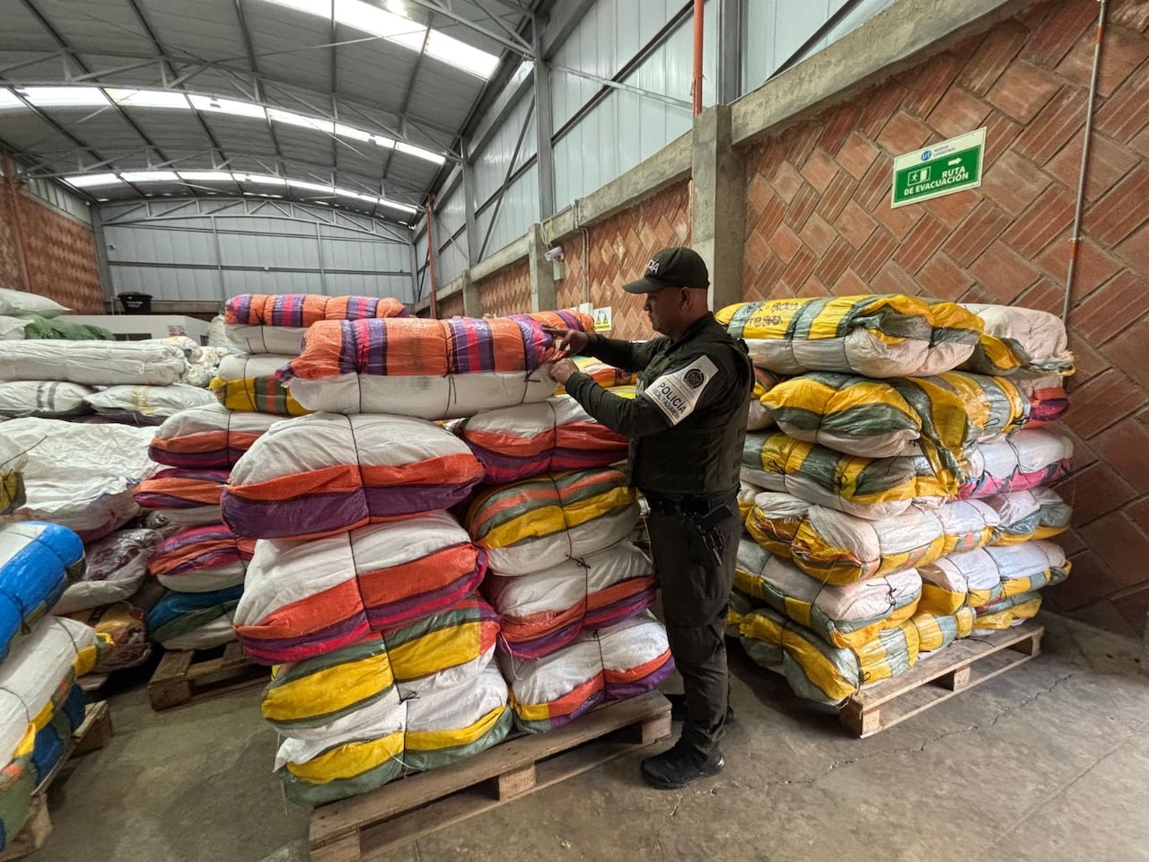 La mercancía incautada, avaluada en más de 234 millones de pesos, tenía como destino varias ciudades principales del país.