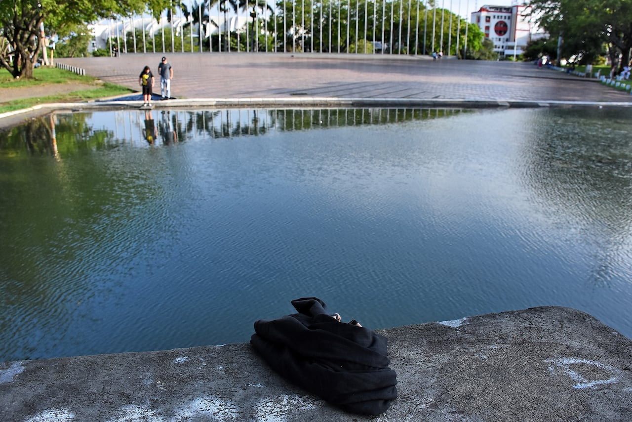 El País denuncia, Basuras en la fuente y falta de banderas en el parque de las banderas.