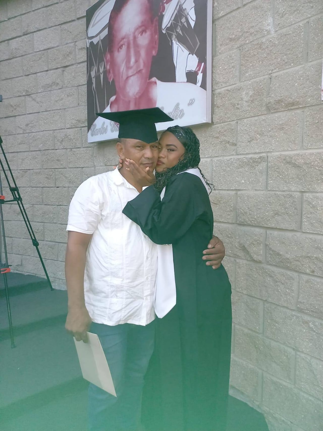 “Soy la hija del que vende raspao”: la historia de una universitaria que conmovió a las redes al honrar a su padre